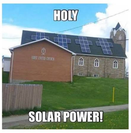 Una iglesia con paneles solares en forma de cruz.