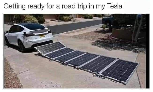 Un auto eléctrico arrastra una larga fila de paneles solares.